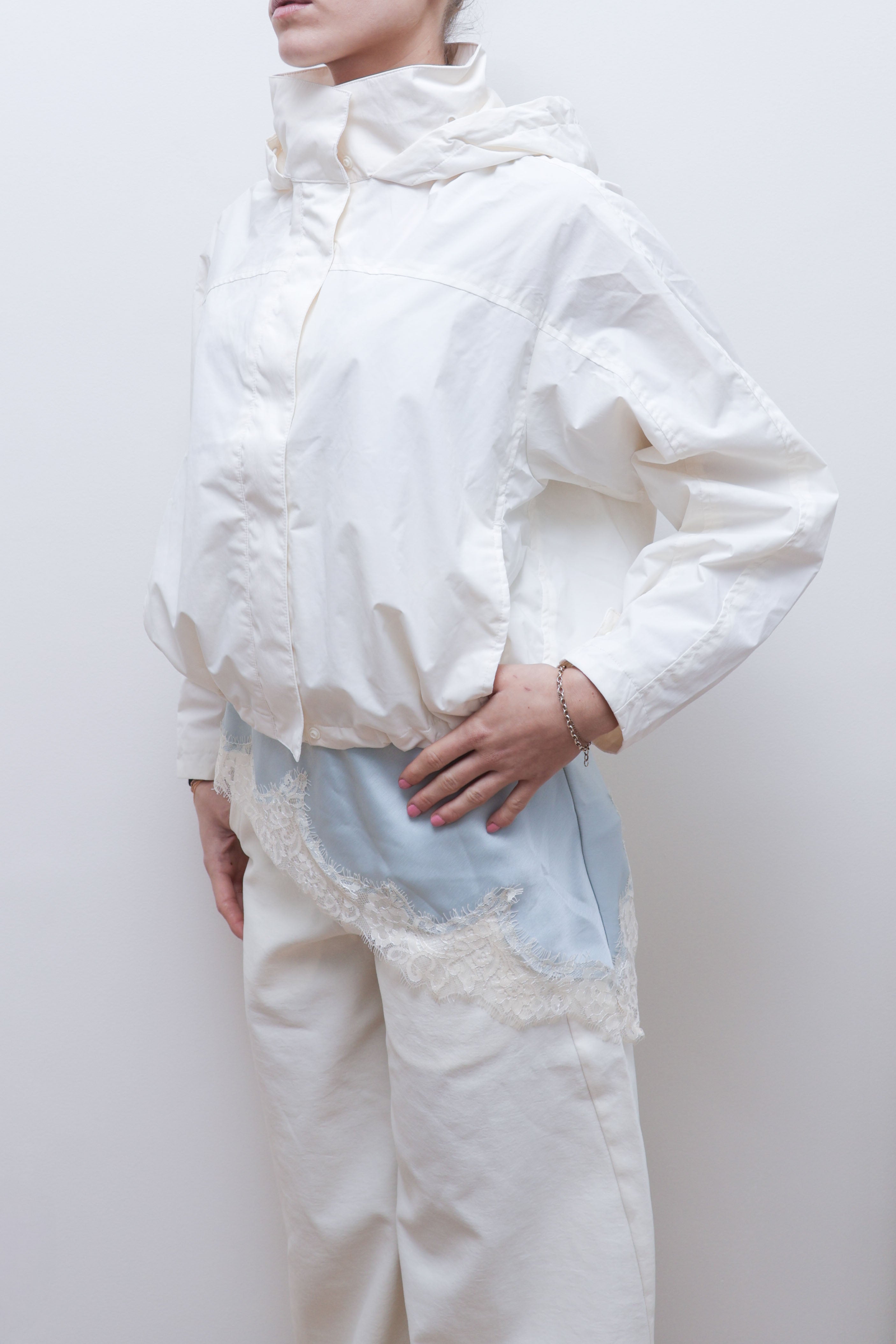 MODERN HIGH-COLLAR BOXY WINDBREAKER